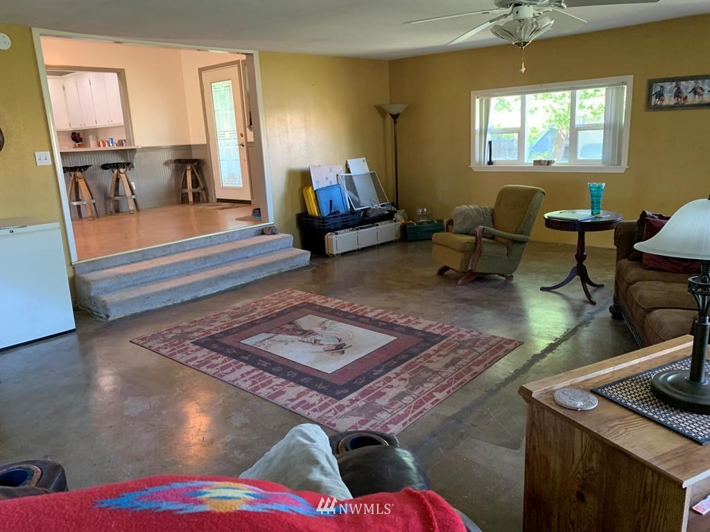 141 Rogers Road Prescott, WA 99348 - Photo 7 of 40 a living room with furniture and a window