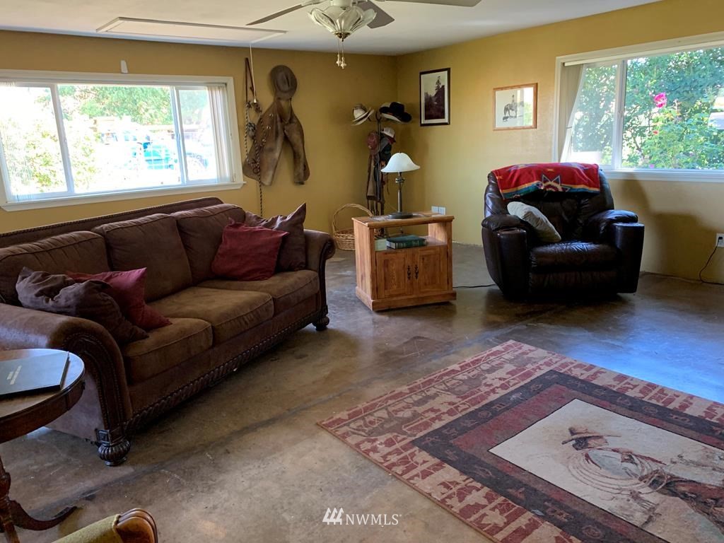 141 Rogers Road Prescott, WA 99348 - Photo 8 of 40 a living room with furniture and a window