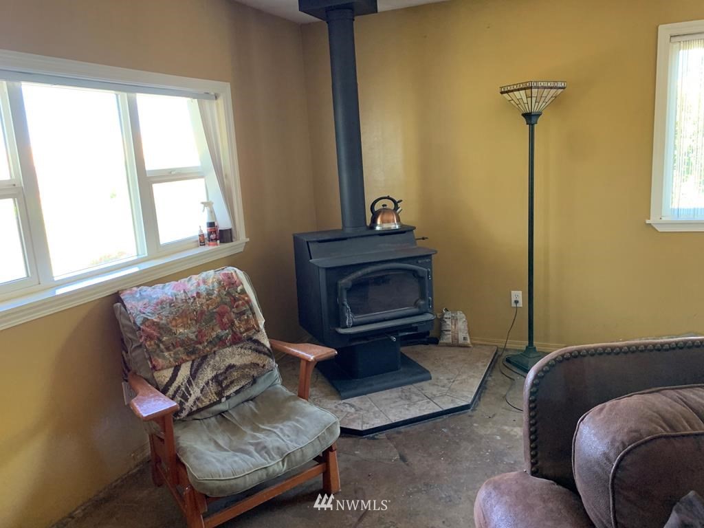 141 Rogers Road Prescott, WA 99348 - Photo 9 of 40 a living room with furniture and a window