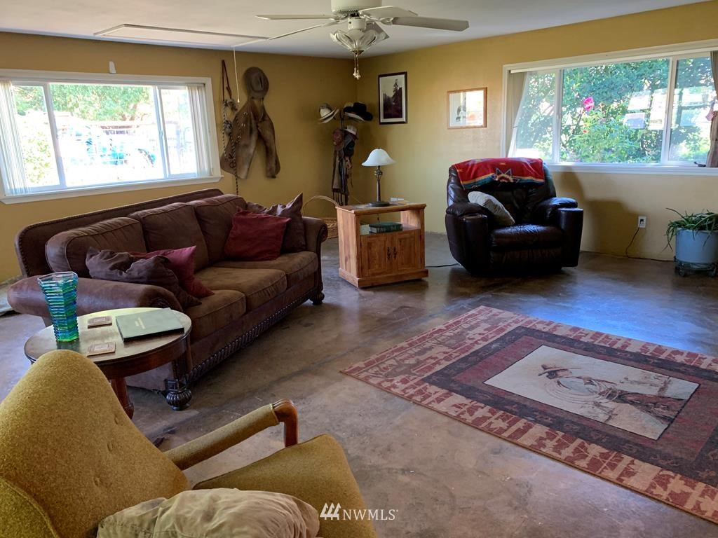 141 Rogers Road Prescott, WA 99348 - Photo 10 of 40 a living room with furniture and a window