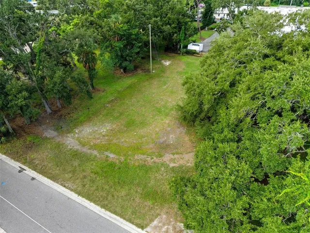 a view of yard with green space