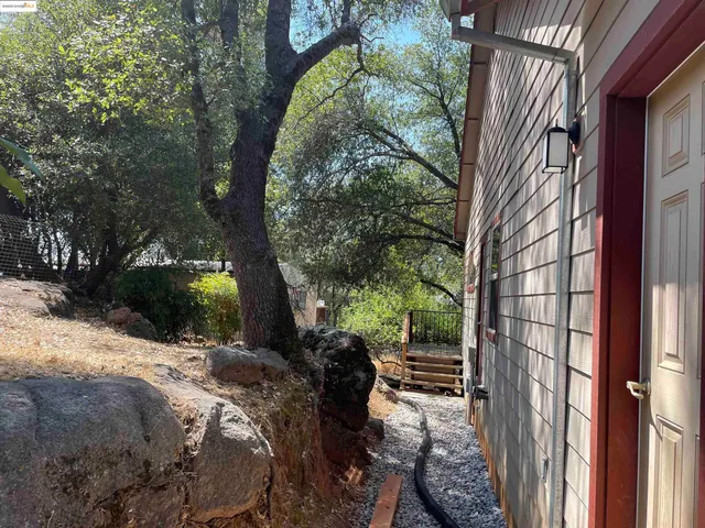 a view of a backyard