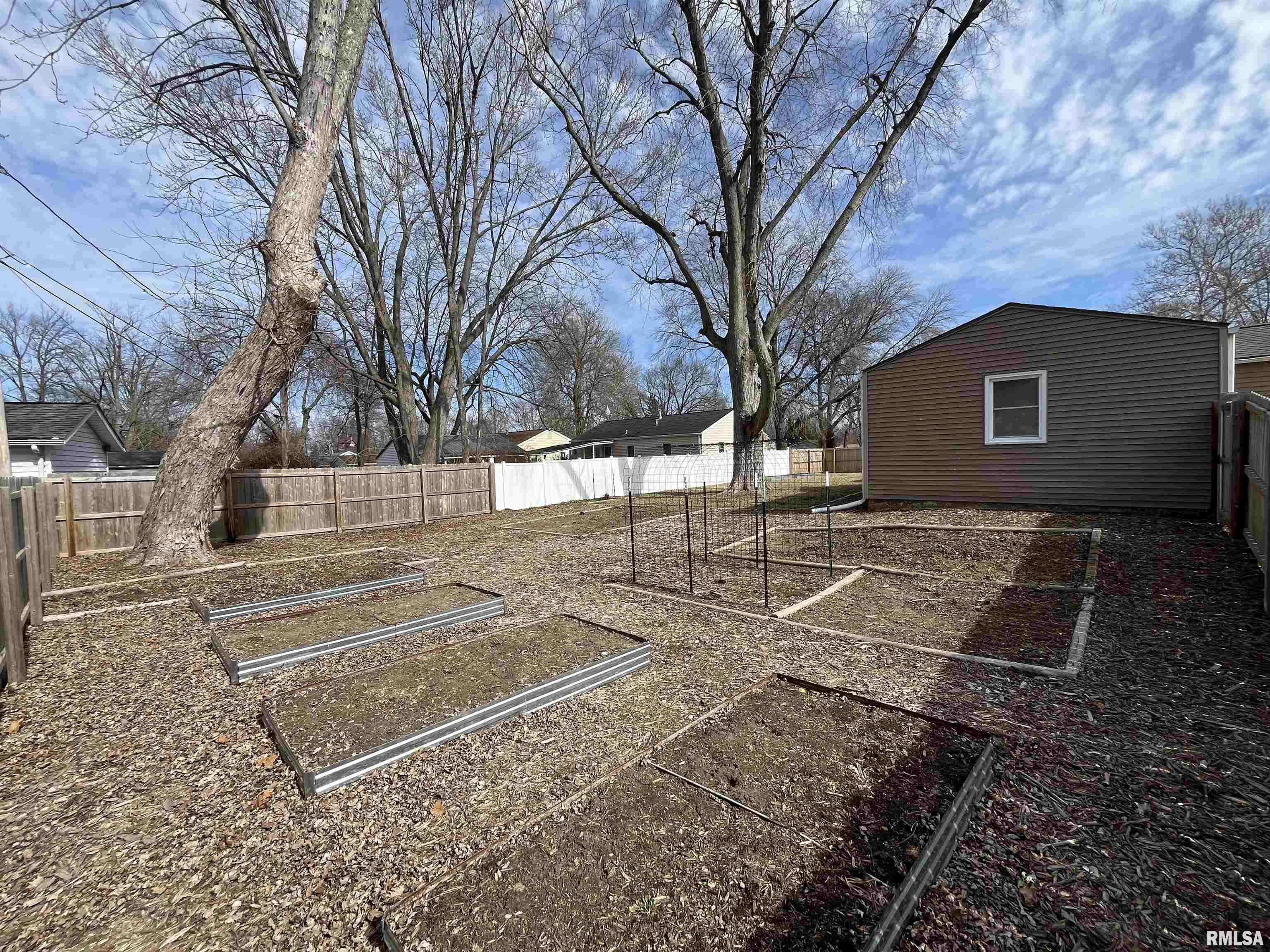 2001 West Calhoun Avenue Springfield, IL 62702 - Photo 24 of 27