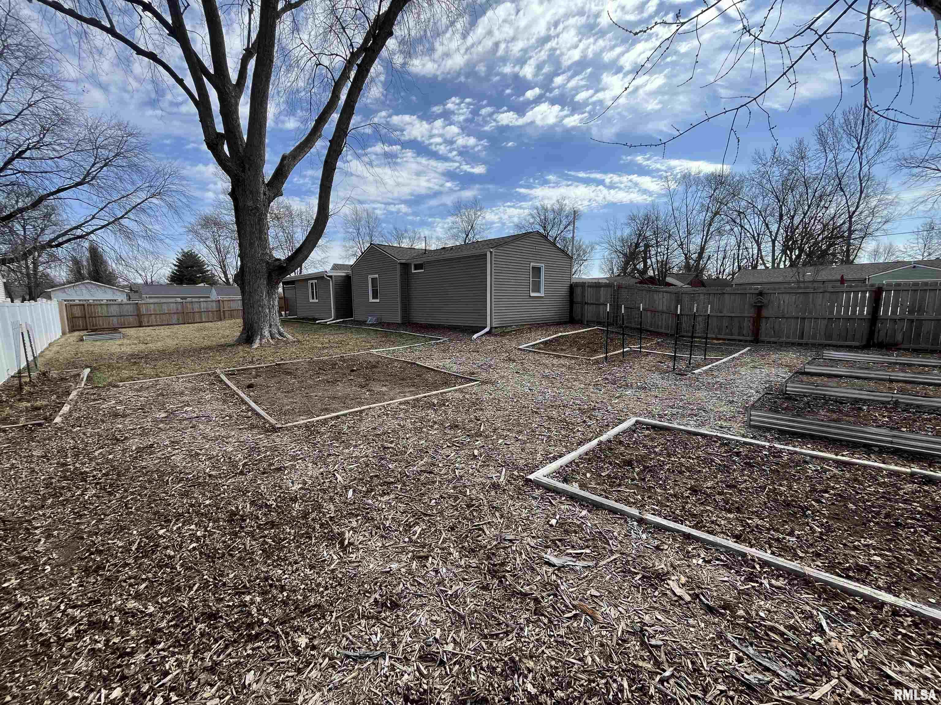 2001 West Calhoun Avenue Springfield, IL 62702 - Photo 25 of 27