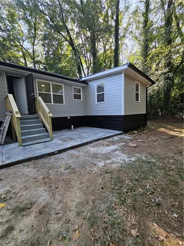 a view of a house with a yard