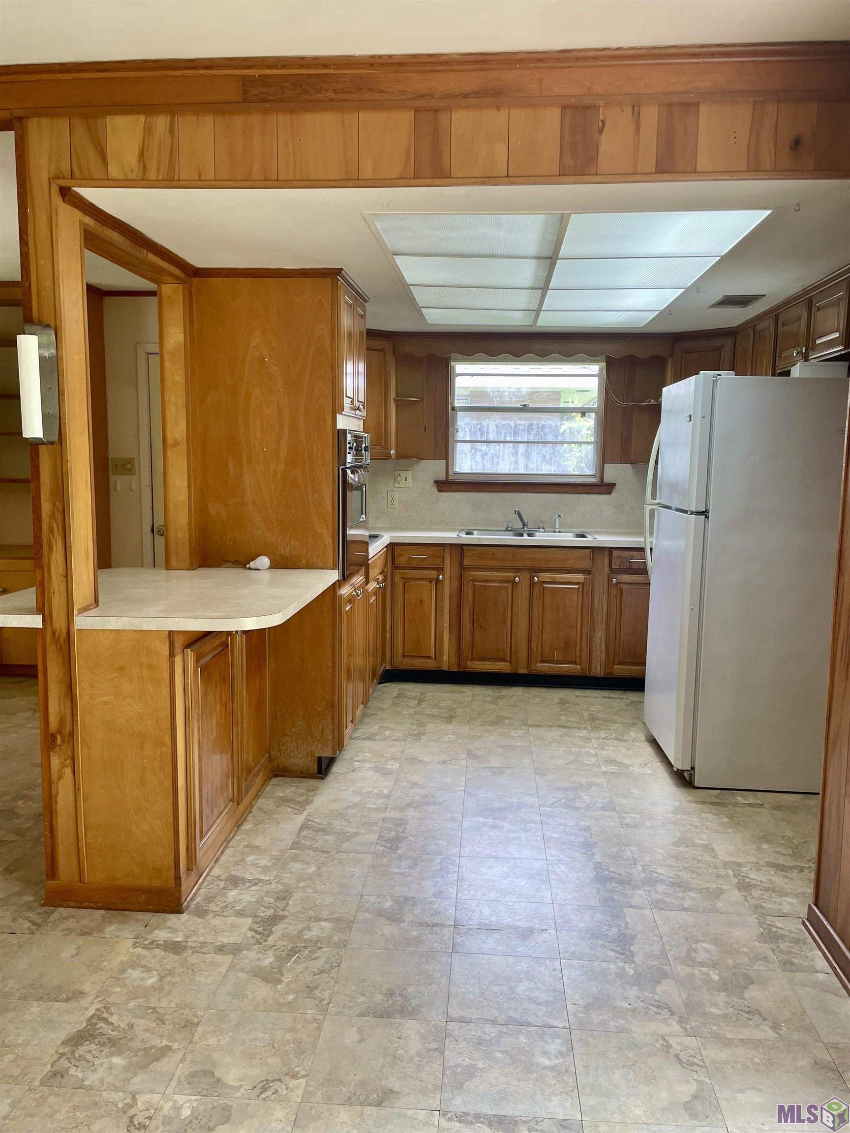 321 Huntington Drive St. George, LA 70810 - Photo 5 of 20 Breakfast bar - Frigidaire with icemaker