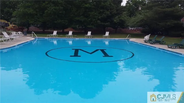 a sign that is sitting on a brick wall