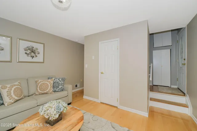 a view of livingroom with furniture