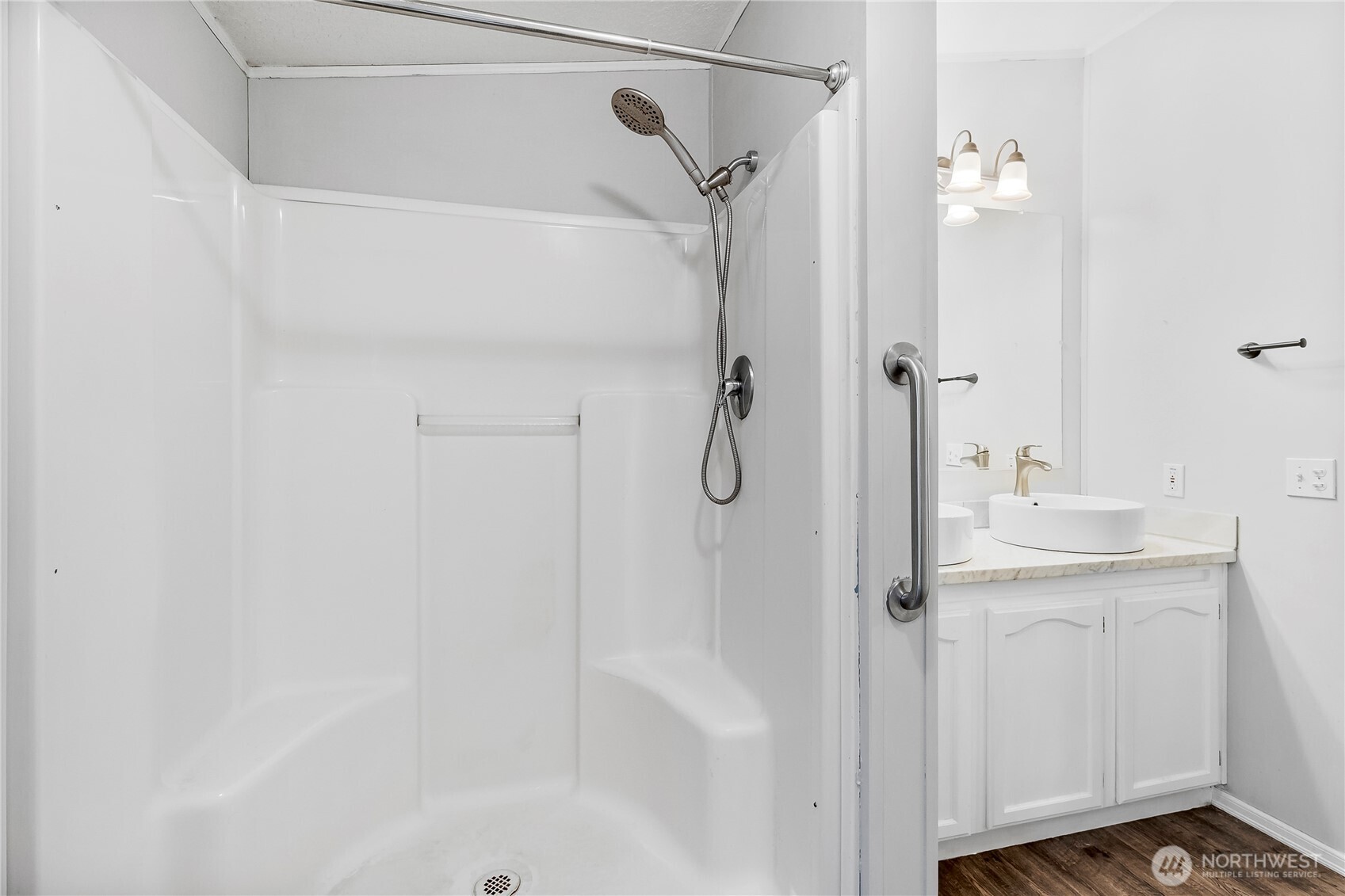 1200 Lincoln Street, Unit 193 Bellingham, WA 98229 - Photo 13 of 18 a bathroom with a shower