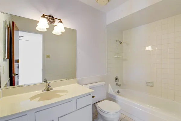 $2,600 | 928 West Main Street, Houston, TX 77006