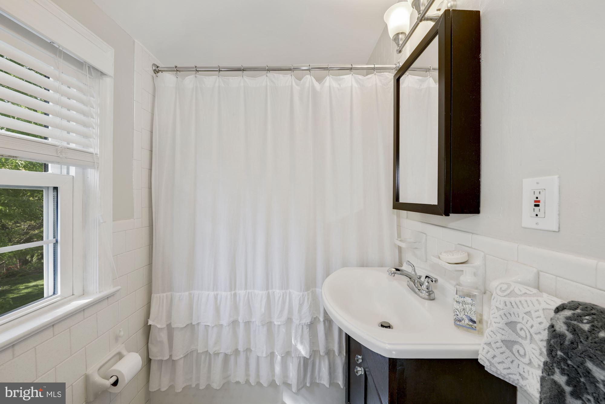 10008 Raynor Road Silver Spring, MD 20901 - Photo 16 of 24 Hall bath