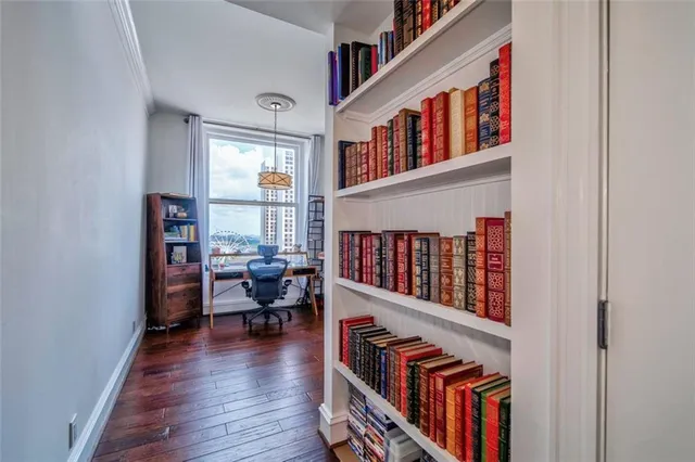 a view of an entryway with workspace