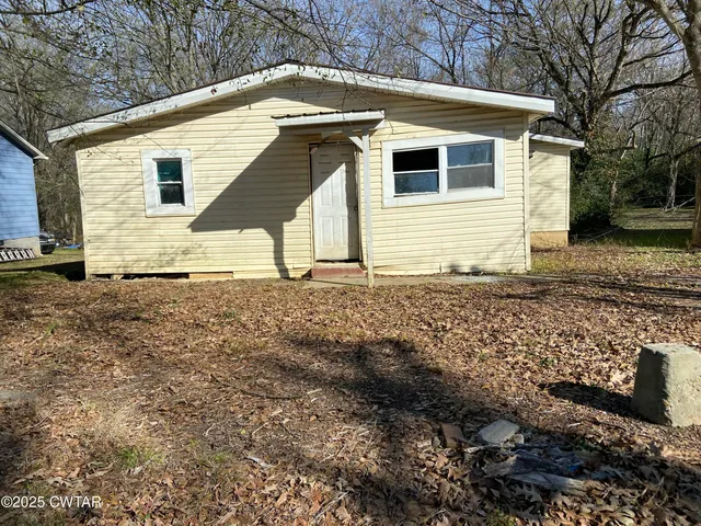 a view of house with backyard