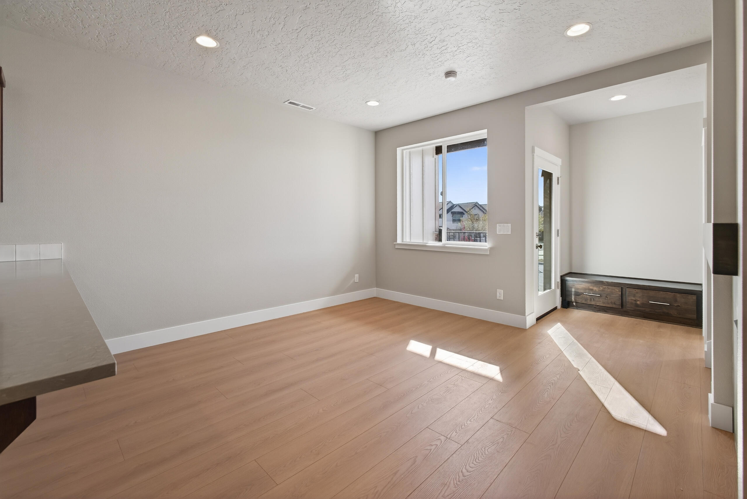 4080 Southwest 39th Street, Unit LOT 30 Redmond, OR 97756 - Photo 5 of 38 Entryway window