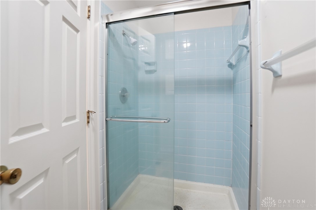 9964 Hummingbird Way Dayton, OH 45458 - Photo 33 of 57 This clean and inviting shower space offers a bright and functional bathing???????????????????????? area.