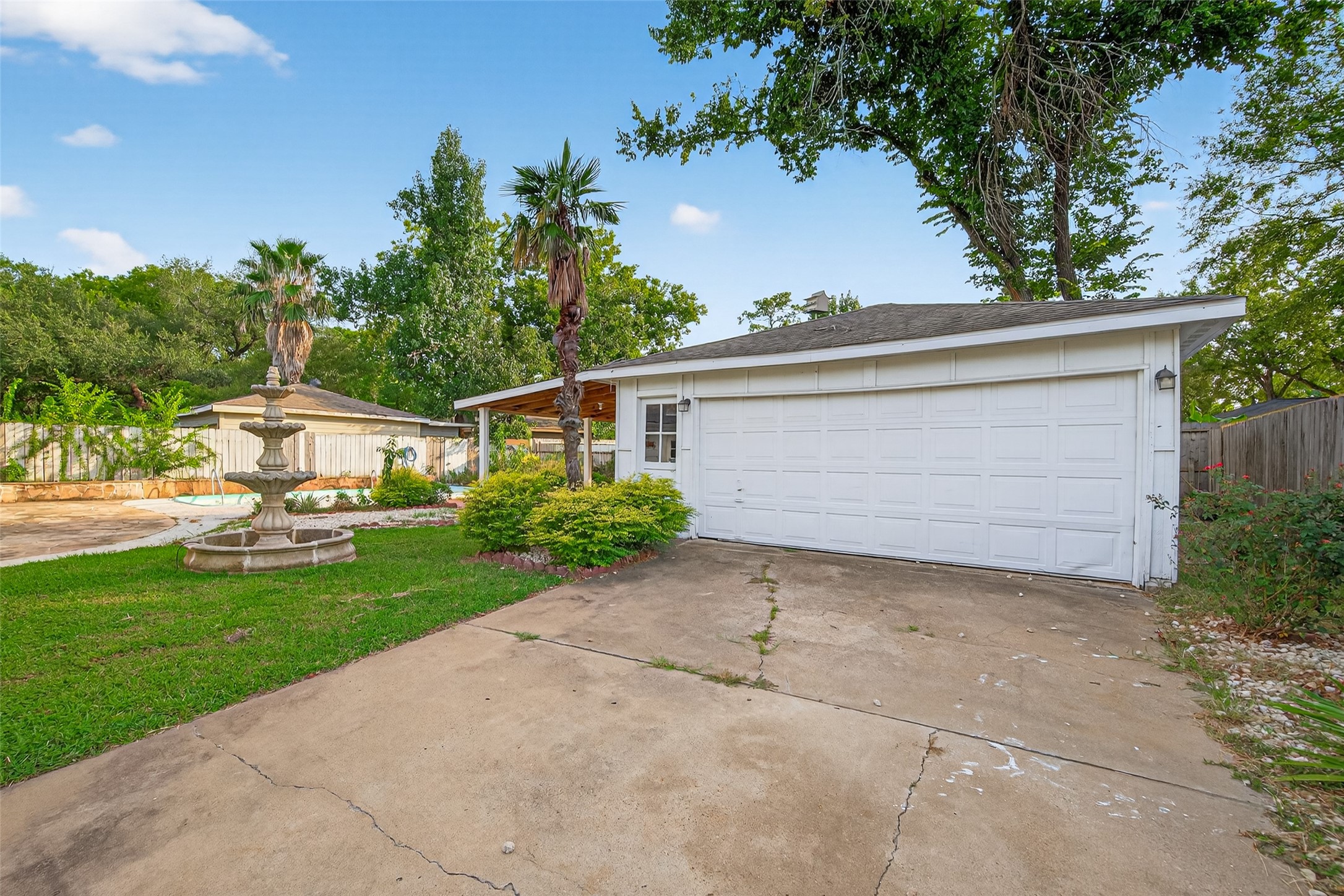 2006 Millhouse Road Houston, TX 77073 - Photo 39 of 42 Garage