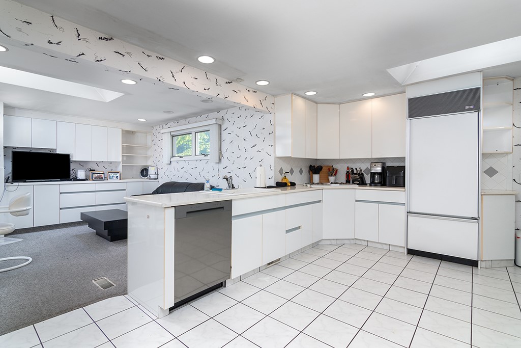 64 Amherst Road Cranston, RI 02920 - Photo 10 of 25 Gallery Image 10