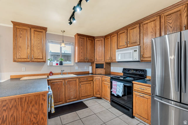 1402 South 1470th Street East Provo, UT 84606 - Photo 6 of 21 Kitchen
