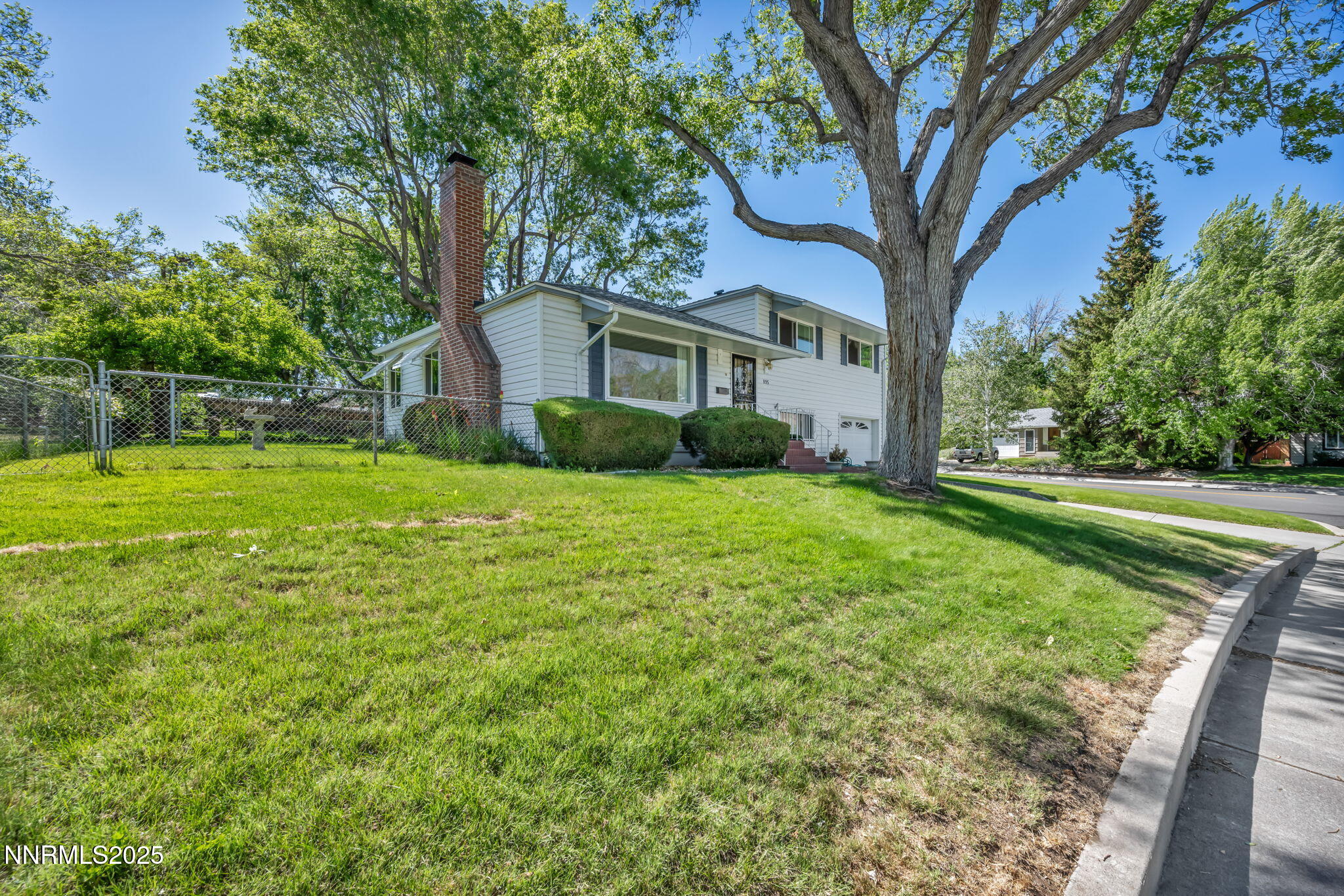895 Stoker Avenue Reno, NV 89503 - Photo 3 of 43 3-web-or-mls-895-stoker-ave