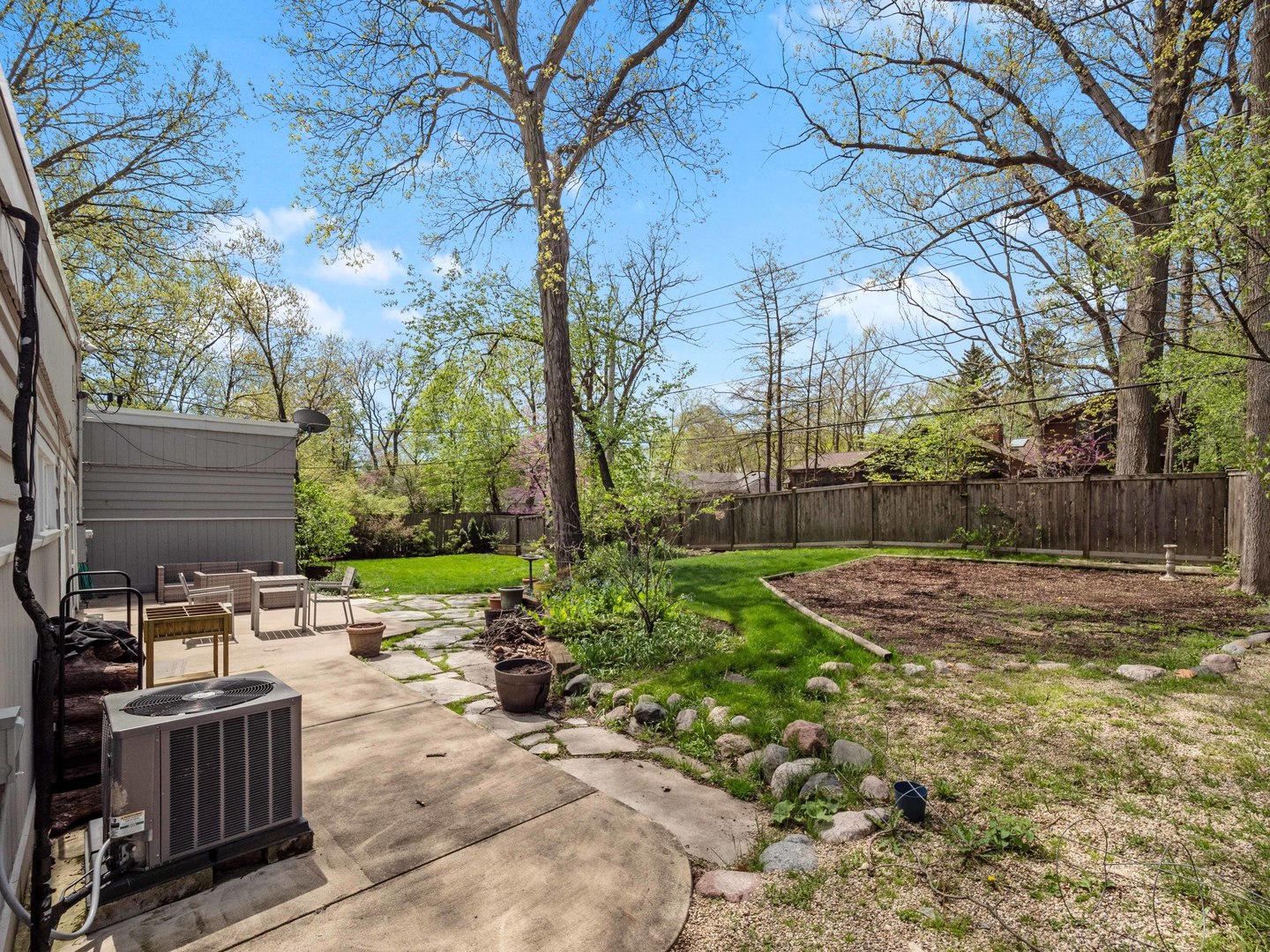 640 Hunter Road Glenview, IL 60025 - Photo 29 of 34 a backyard of a house with lots of green space
