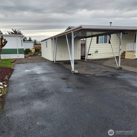 a view of parking area