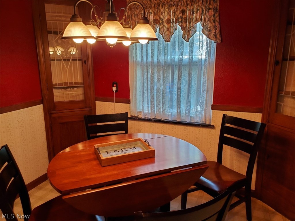 18301 Marcella Road Cleveland, OH 44119 - Photo 9 of 20 NICE EATING AREA
