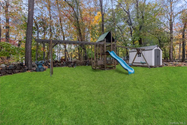 a view of a house with backyard