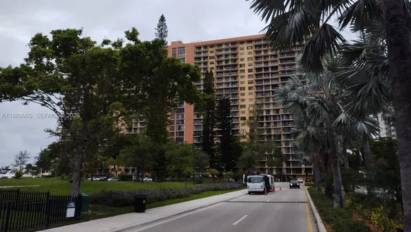 $3,100 | 290 174th Street, Unit 1507, Sunny Isles Beach, FL 33160