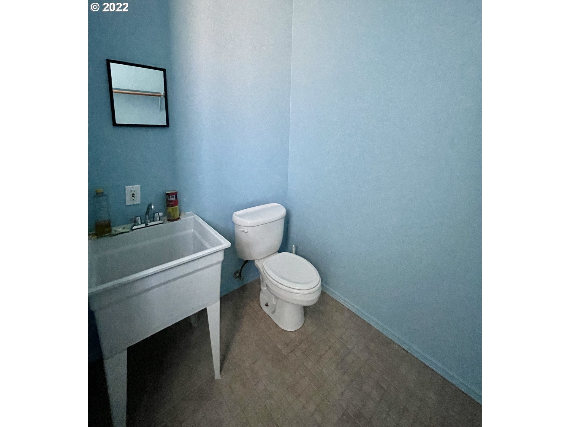 307 Evergreen Ridge Road Riddle, OR 97469 - Photo 21 of 29 a bathroom with a toilet a sink and mirror