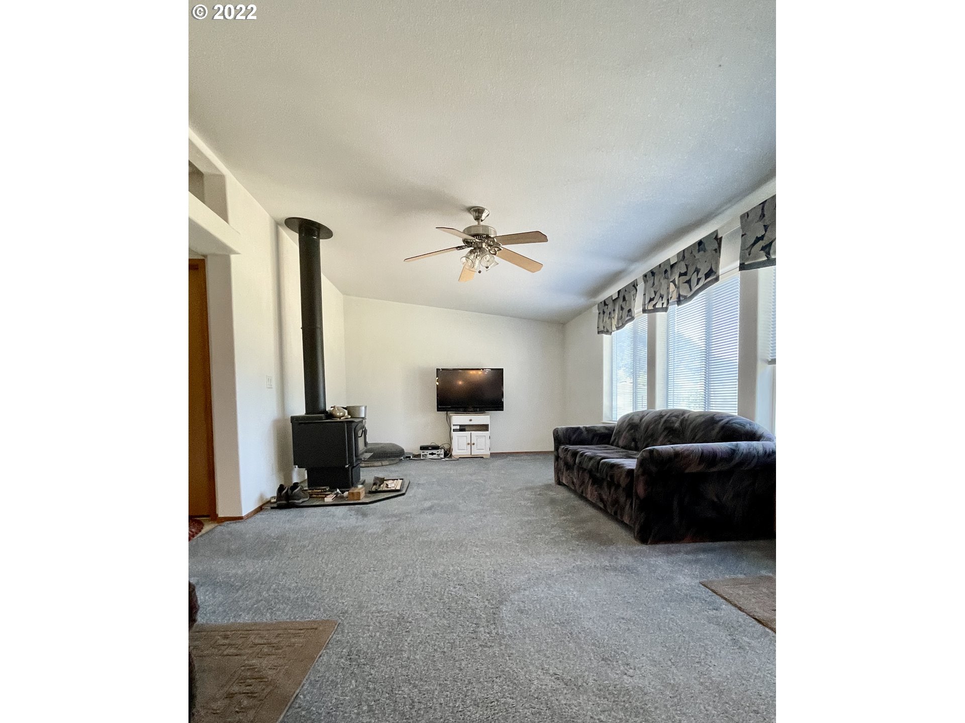307 Evergreen Ridge Road Riddle, OR 97469 - Photo 9 of 29 a living room with furniture and a flat screen tv