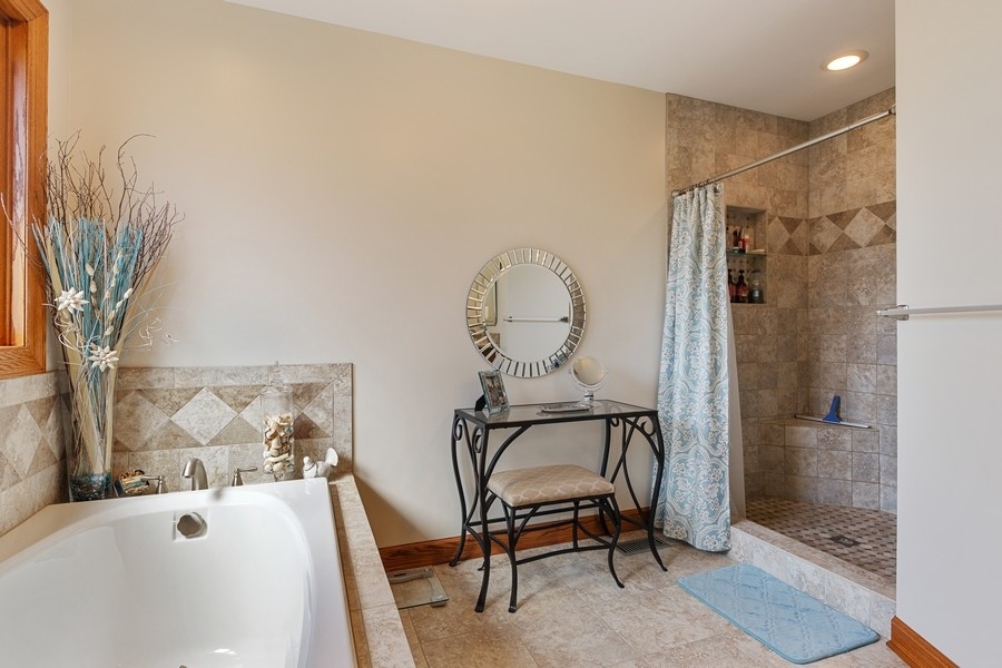 709 South Anderson Road New Lenox, IL 60451 - Photo 14 of 28 a view of a bathroom with tub and sink
