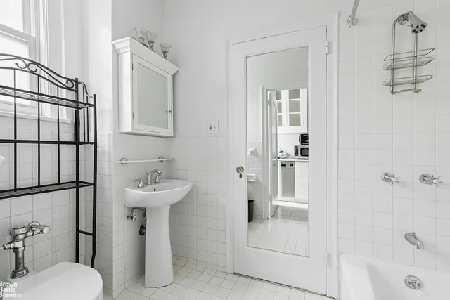 $859,000 | 242 East 19th Street, Unit 7E | Gramercy