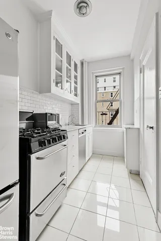 $859,000 | 242 East 19th Street, Unit 7E | Gramercy