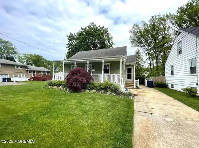 a view of a house with backyard and garden