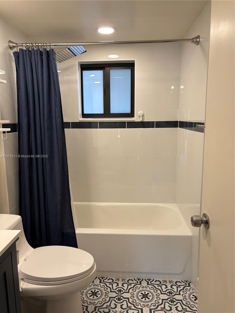 11527 Southwest 84th Lane Miami, FL 33173 - Photo 13 of 17 a bathroom with a shower a toilet and a bathtub