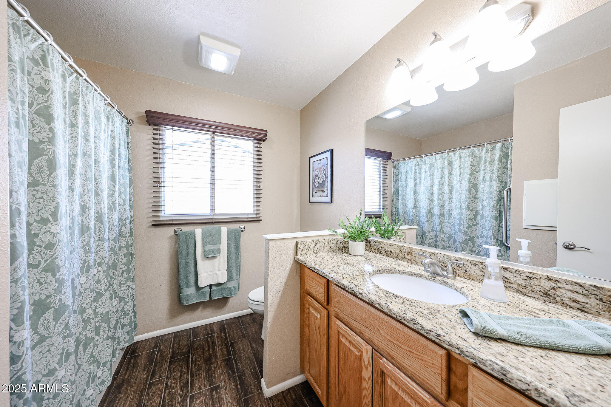 3633 West Redfield Road Phoenix, AZ 85053 - Photo 39 of 56 2nd Full Bathroom
