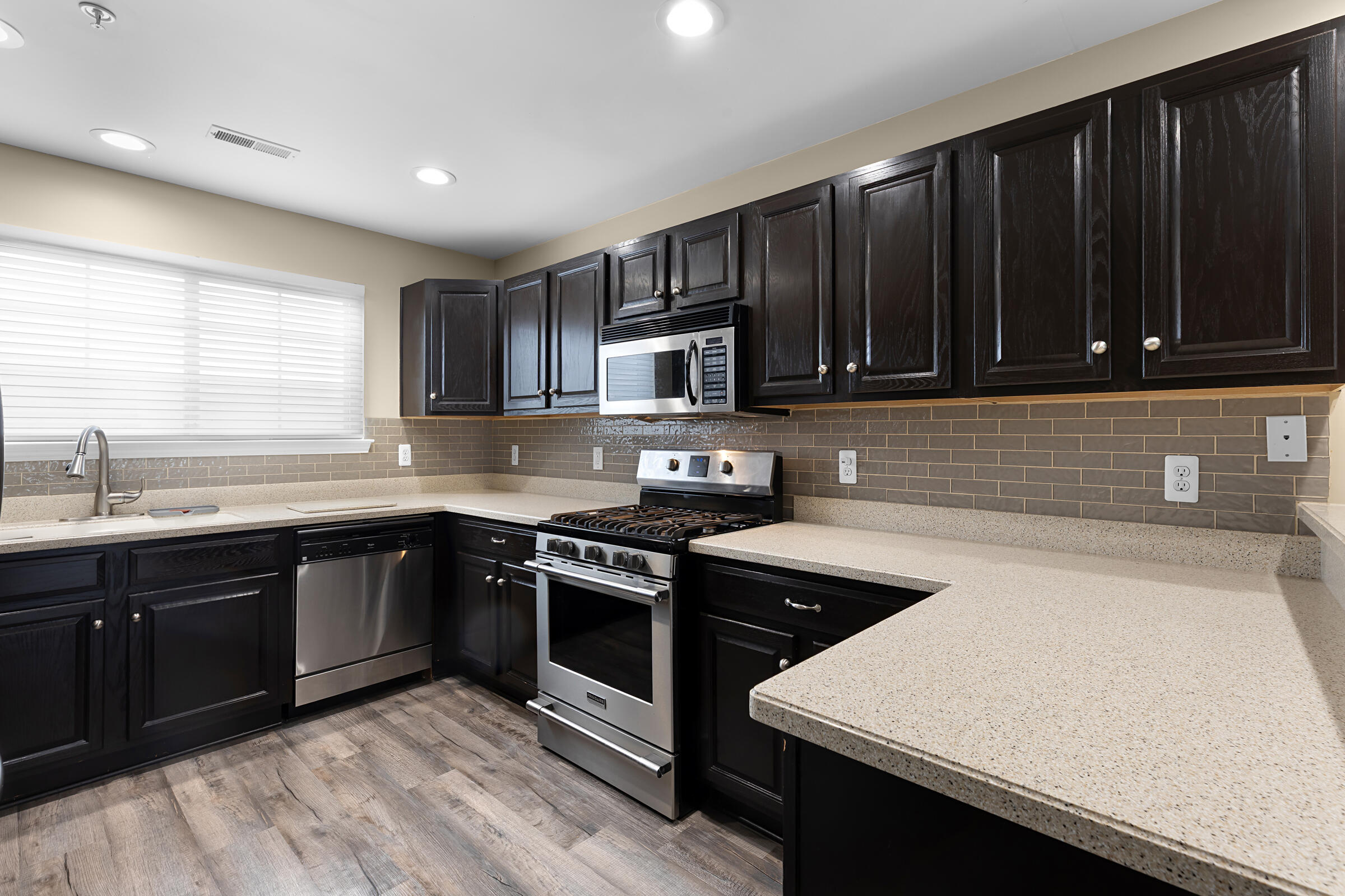 16992 Farmington Road Livonia, MI 48154 - Photo 13 of 25 XA9A0575 Output