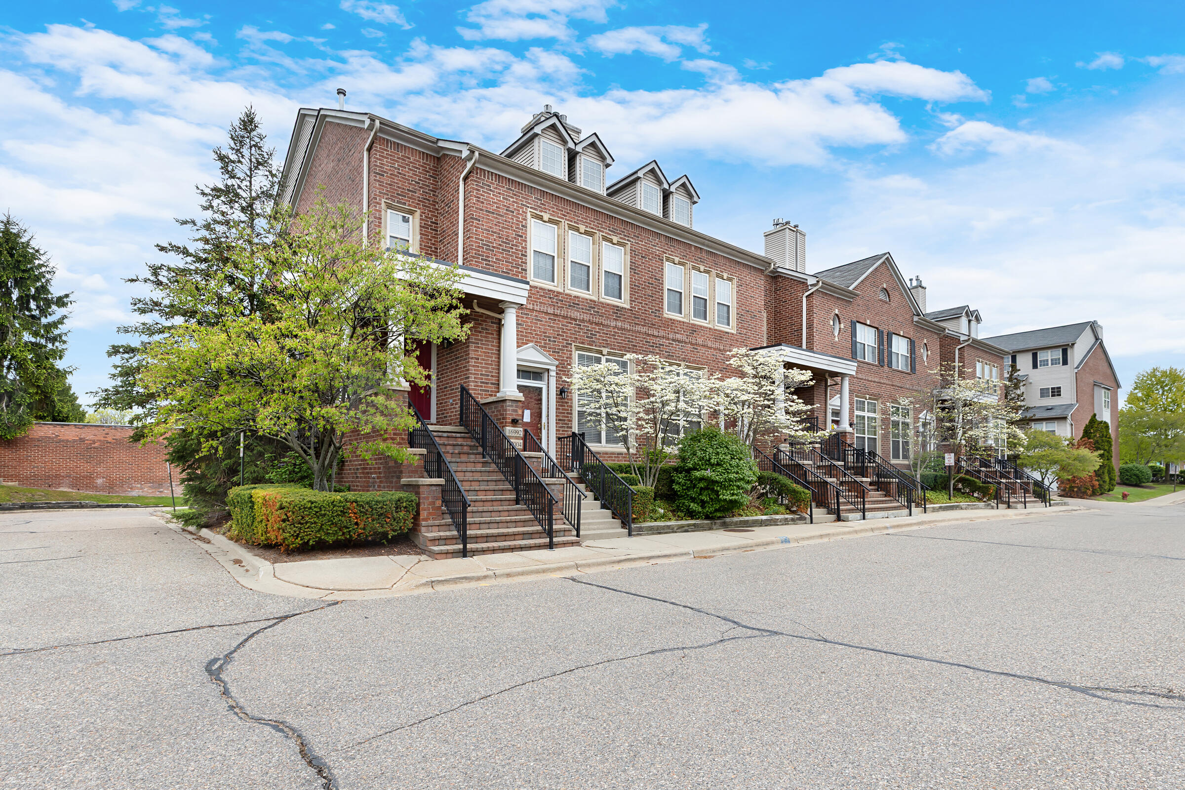 16992 Farmington Road Livonia, MI 48154 - Photo 2 of 25 XA9A0426 Output copy