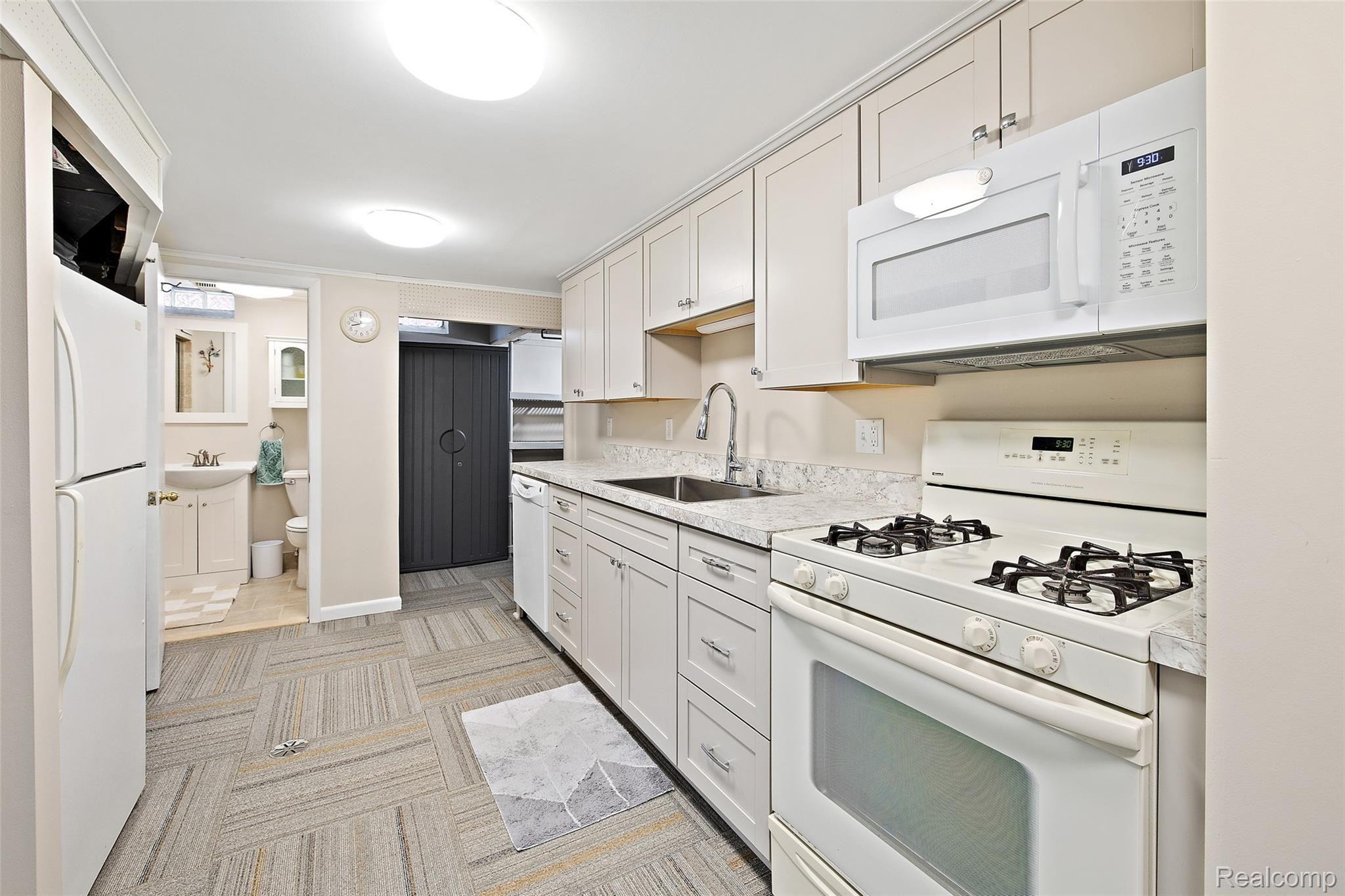 29357 Ridgefield Avenue Warren, MI 48088 - Photo 36 of 49 29537 Ridgefield-48.jpg