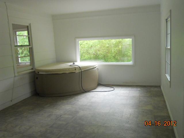 109 Ferbee Road Dickson, TN 37055 - Photo 15 of 16 FRONT FLORIDA ROOM HAS JACUZZI TUB