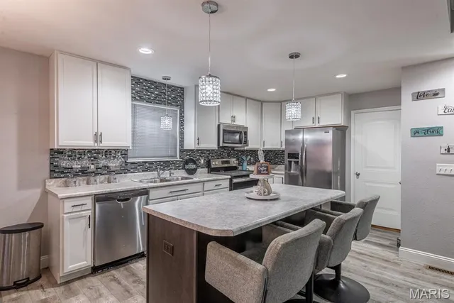 $298,000 | 8 Rockshire Landing, Herculaneum, MO 63048