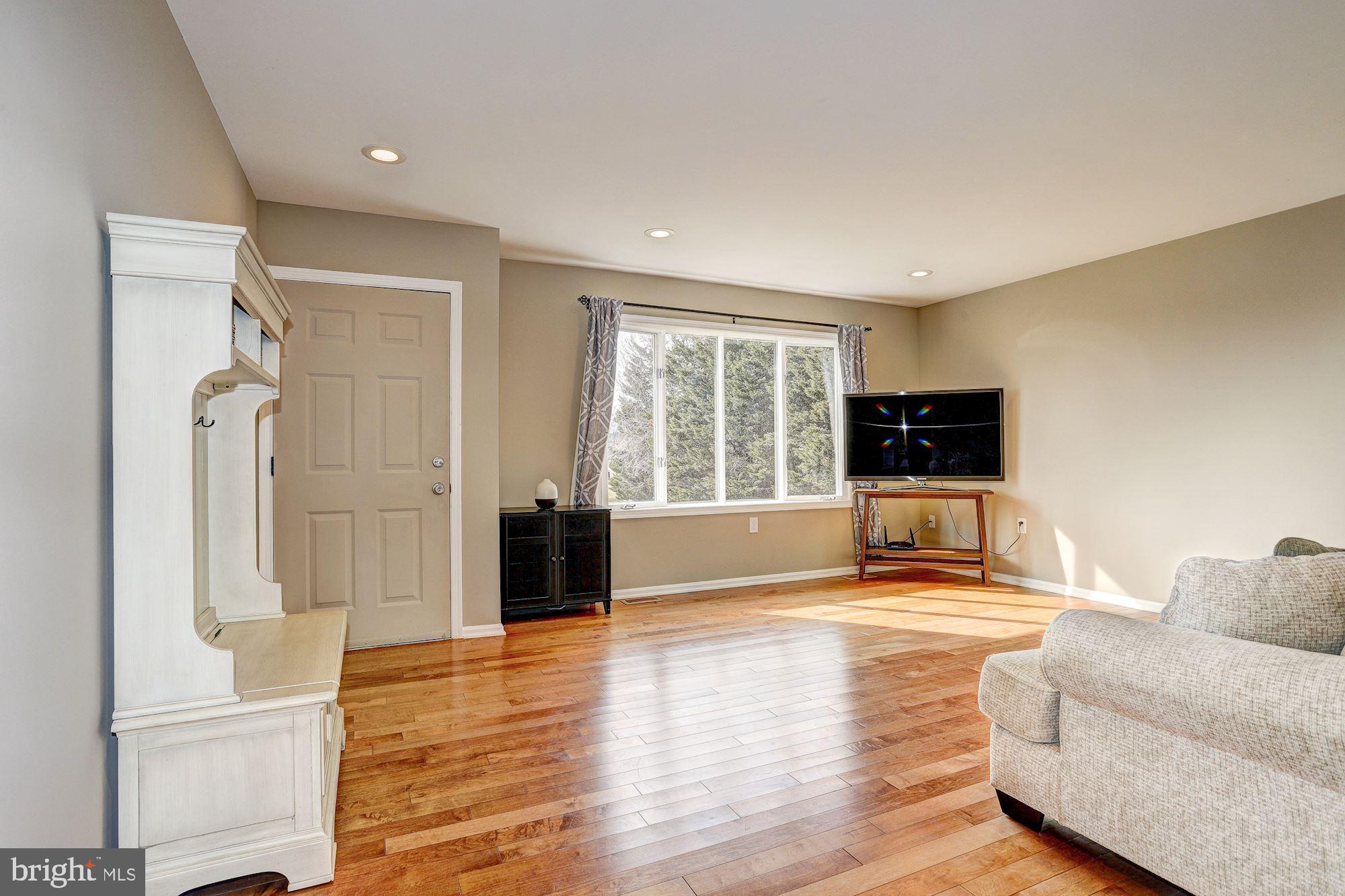 3933 London Bridge Road Finksburg, MD 21048 - Photo 3 of 28 Living Room