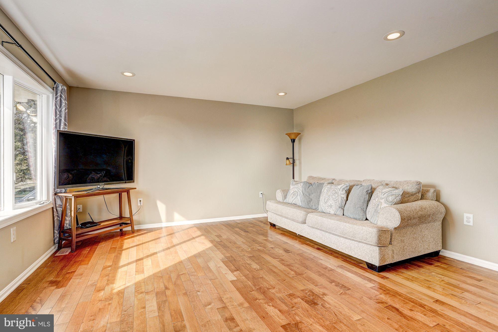 3933 London Bridge Road Finksburg, MD 21048 - Photo 4 of 28 Living Room