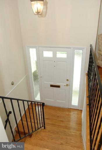 5503 Sedgwick Lane Springfield, VA 22151 - Photo 2 of 23 Entrance / Foyer