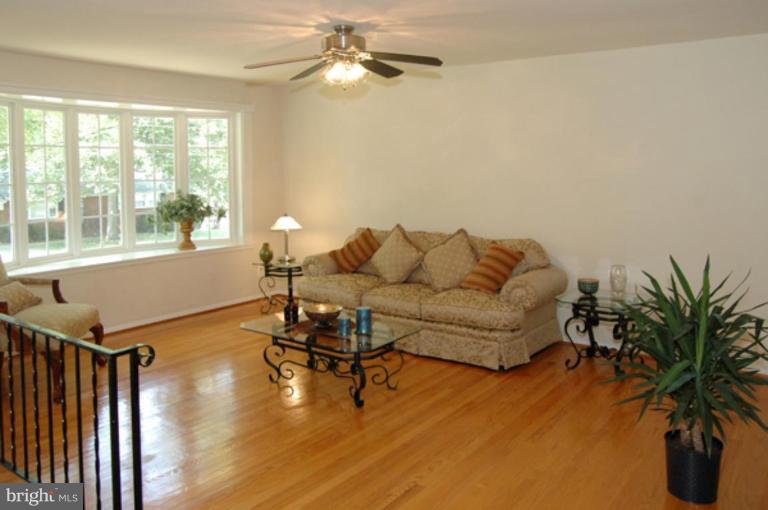 5503 Sedgwick Lane Springfield, VA 22151 - Photo 3 of 23 Living Room