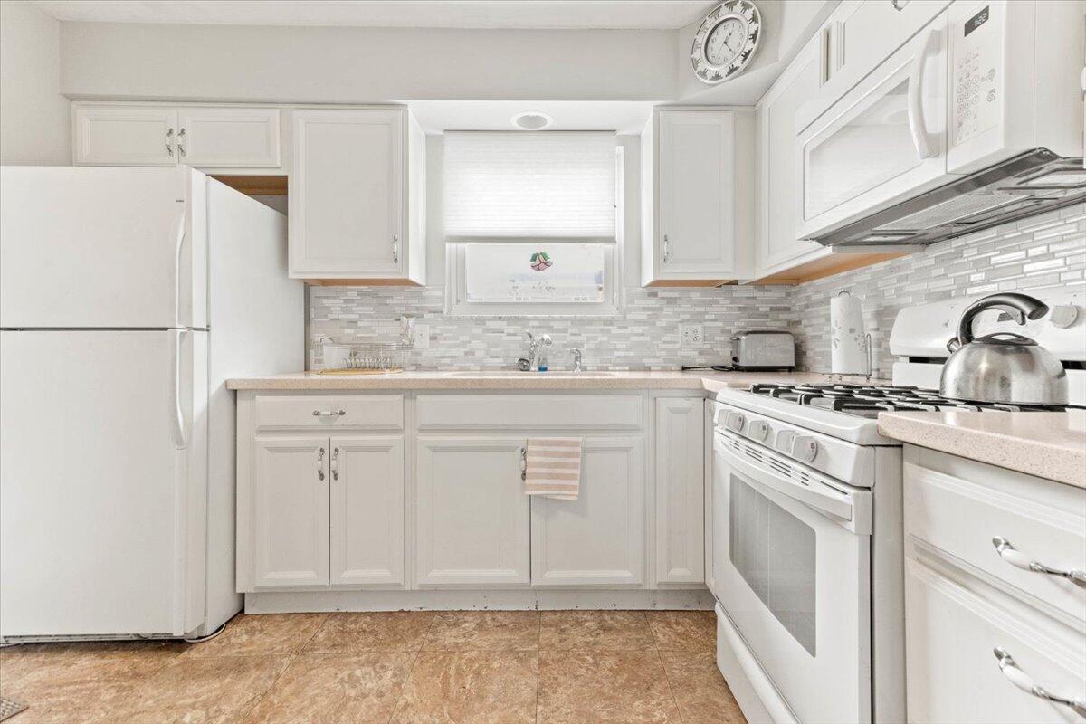 3175 Pine Valley Road Columbus, OH 43219 - Photo 7 of 25 07-Kitchen