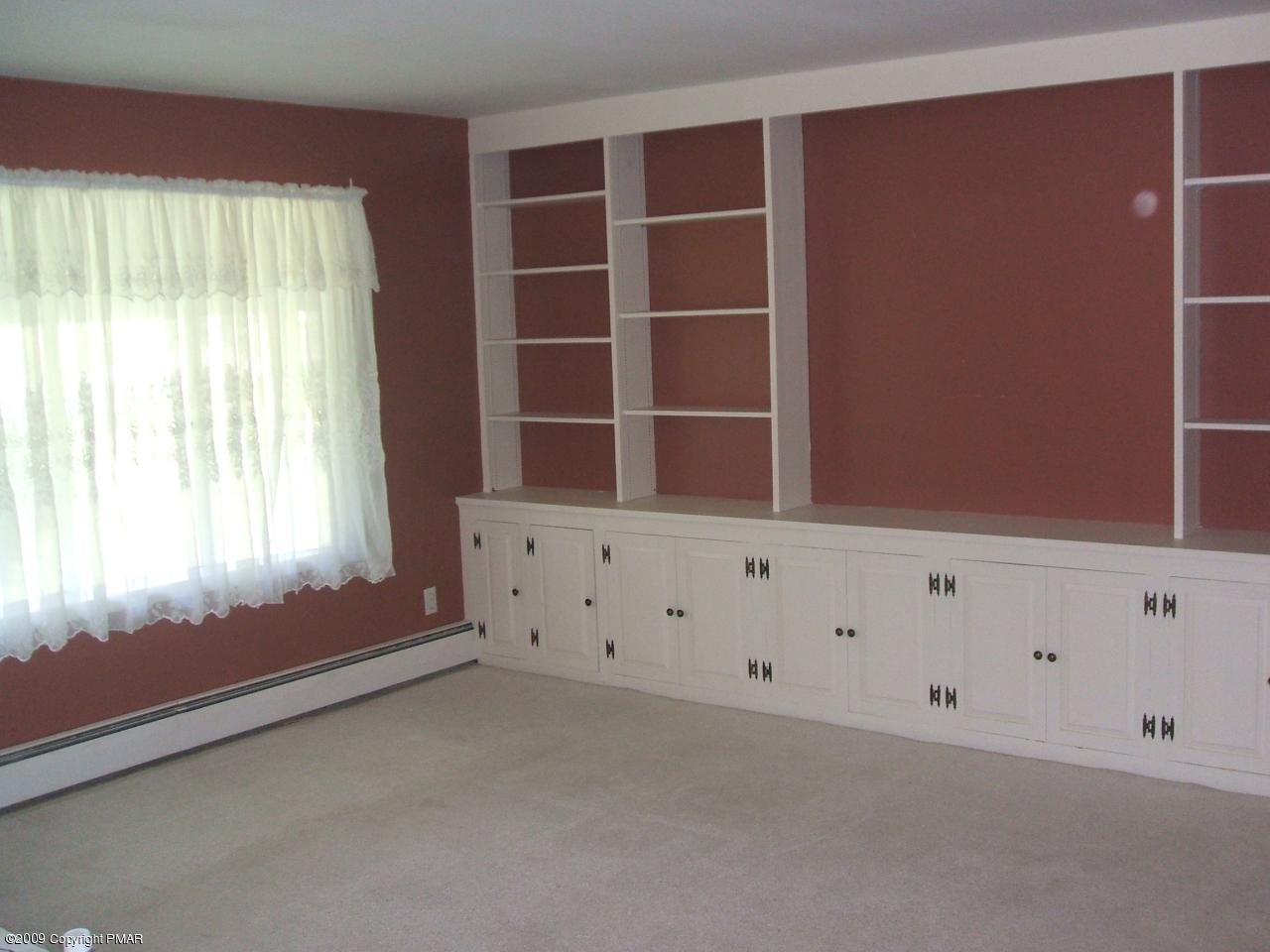 241 Edgemont Road Stroudsburg, PA 18360 - Photo 4 of 17 Spacious Living Room