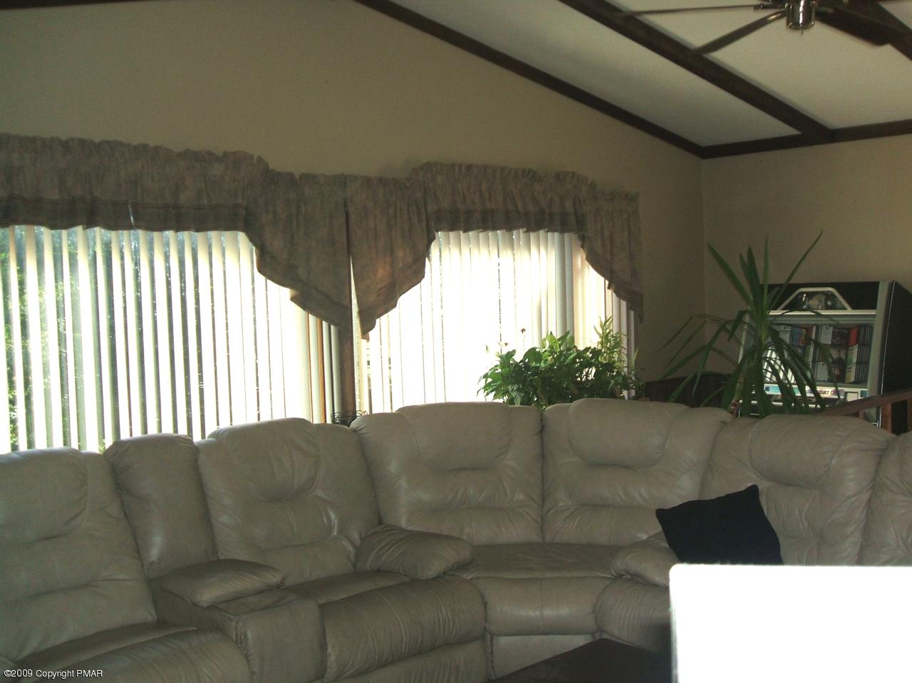 241 Edgemont Road Stroudsburg, PA 18360 - Photo 6 of 17 Family Room