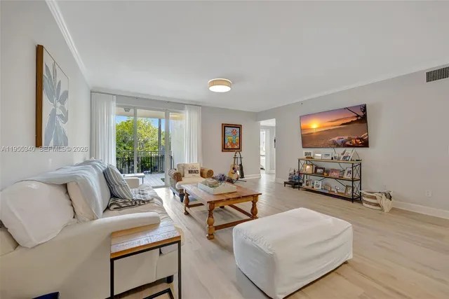 $949,900 | 7588 Southwest 102nd Street, Unit 203, Pinecrest, FL 33156