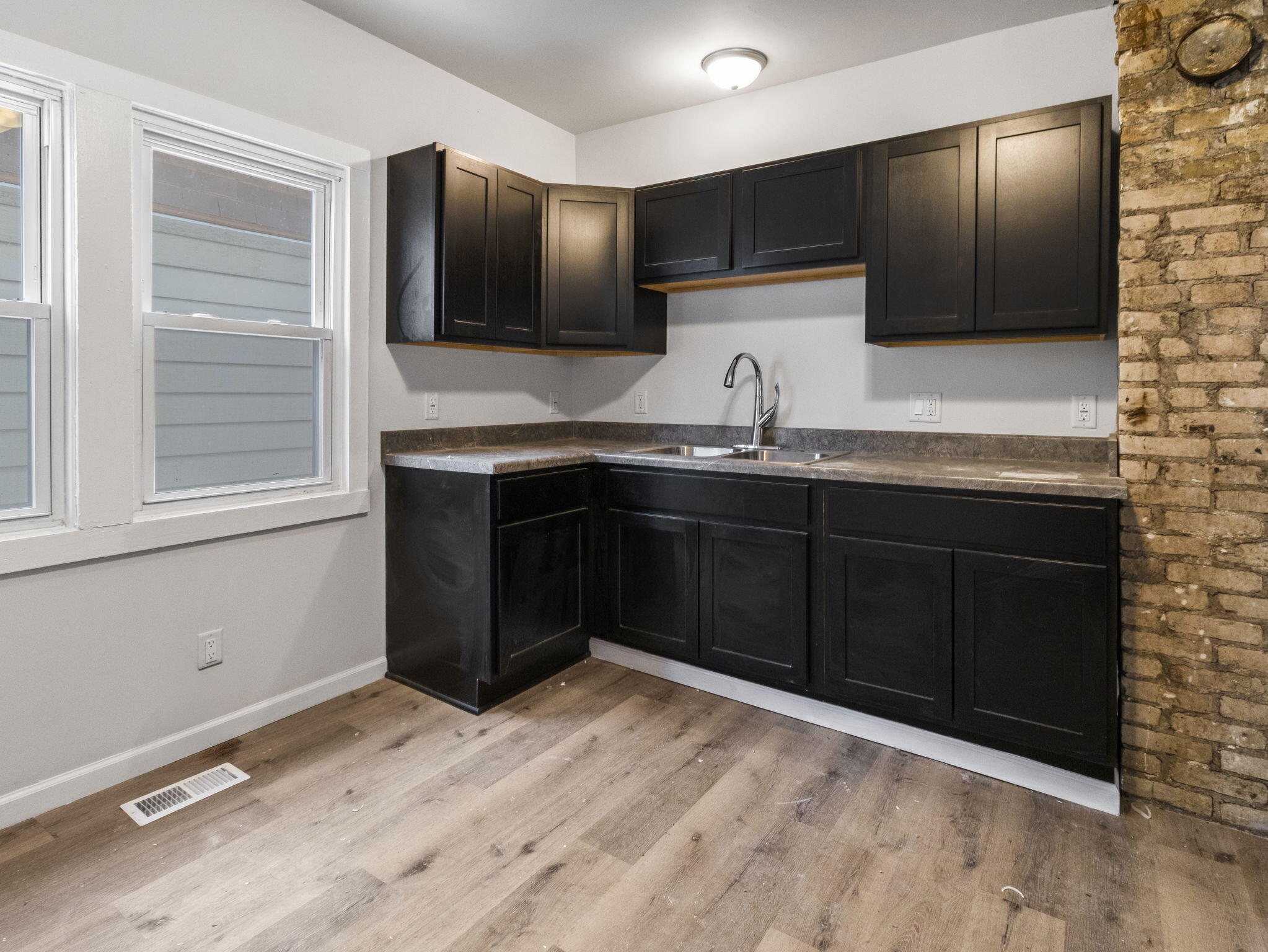 1818 West Nash Street Milwaukee, WI 53206 - Photo 3 of 34 22-web-or-mls-IMG_2769